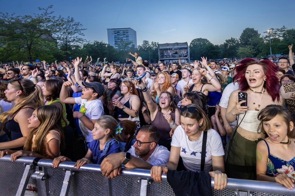 Am Schloßteich jubelten Fans beim Auftritt der Band Juli.