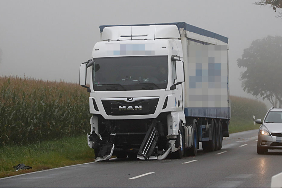 Der Lkw krachte auf einen VW.