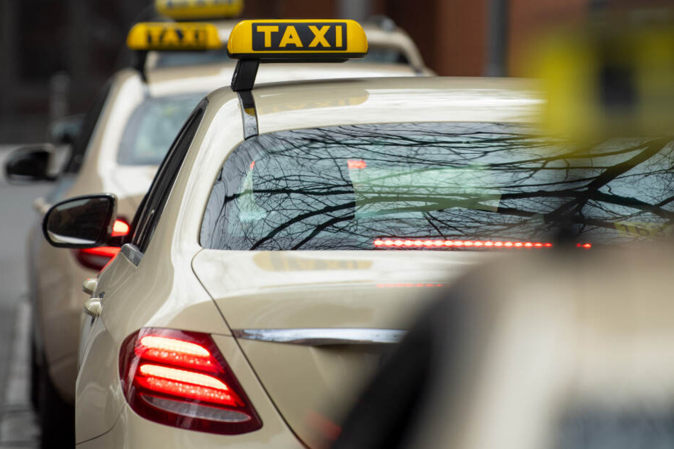 Ein Taxifahrer soll eine Frau rassistisch beleidigt und aus dem Taxi geschmissen haben. (Symbolbild)