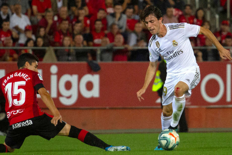 FC Bayern leiht Alvaro Odriozola von Real Madrid aus.