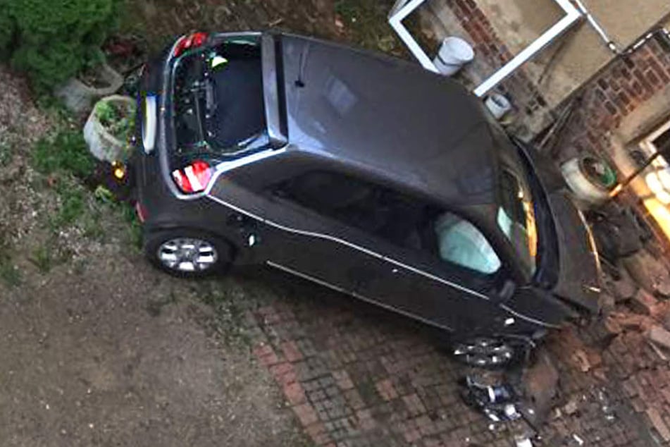 Die Renaultfahrerin krachte am Ende noch in einen Ziegelhaufen.