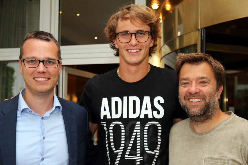 Deutschlands Tennis-Superstar Alexander Zverev (Mitte) ist in Halle (Westfalen) eingetroffen und wurde von (links) und Thorsten Liebich (beide Turnierdirektion Gerry Weber Open) begrüßt.