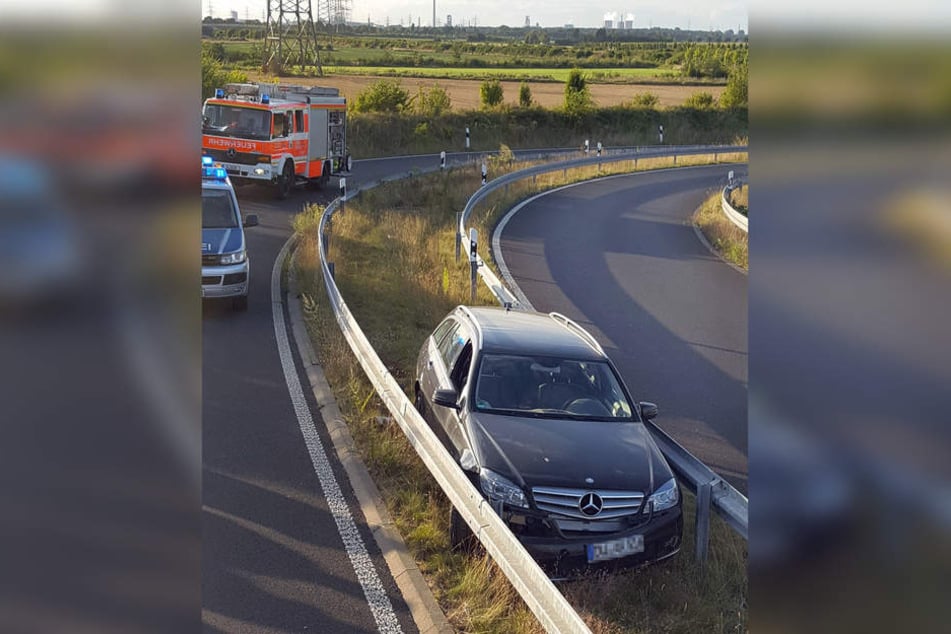 Ein 64-Jähriger hat bei Düsseldorf sein Auto zwischen zwei Leitplanken verkeilt.