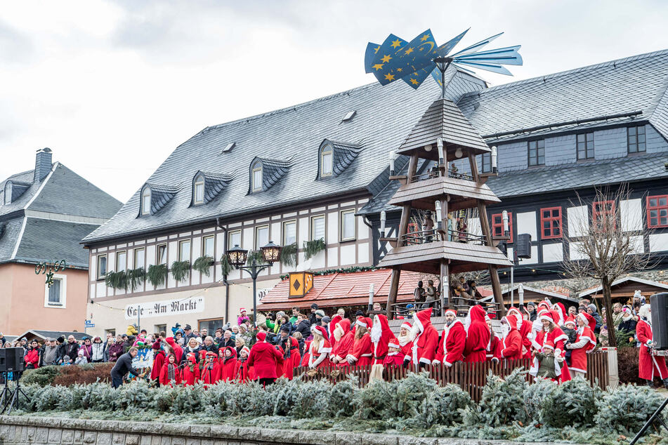 Die Weihnachtsmannparade gehört zu den Höhepunkten der Zwönitzer Hutzentage.