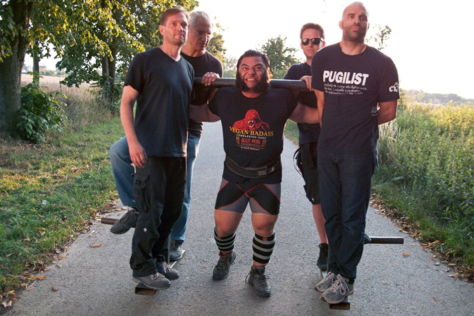 Patrik Baboumian (M.) sicherte sich 2011 den Titel als stärkster Mann Deutschlands - als Veganer. Auch der frühere Mixed-Martial-Arts-Fighter James Wilks (r.) ernährt sich rein pflanzlich.