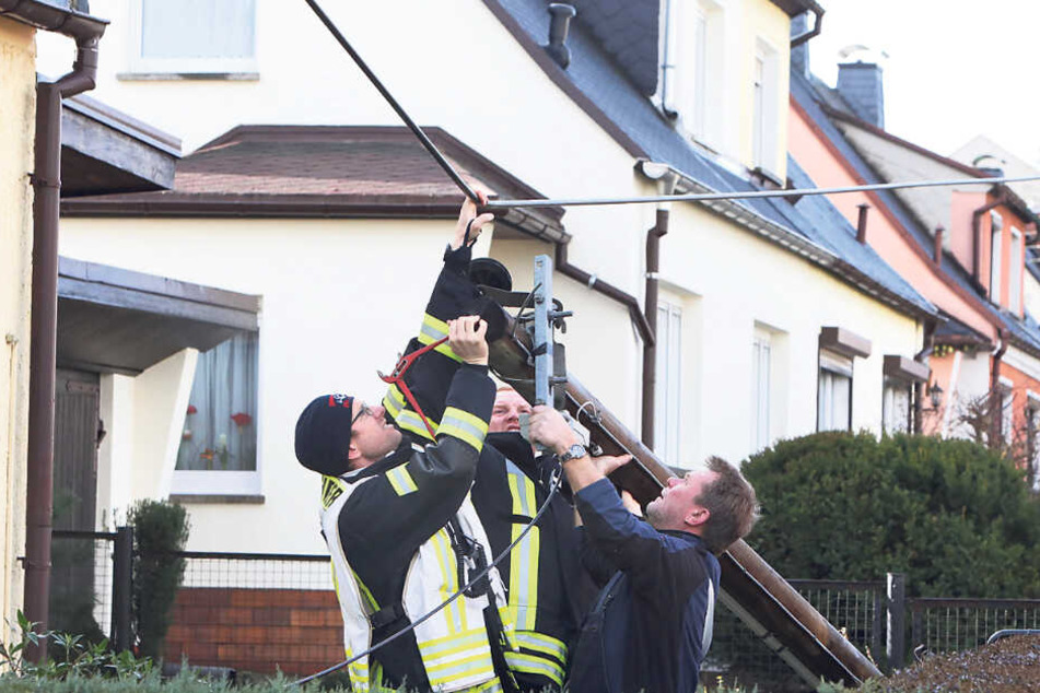 In Oberlungwitz knickte ein Telefonmast ab.