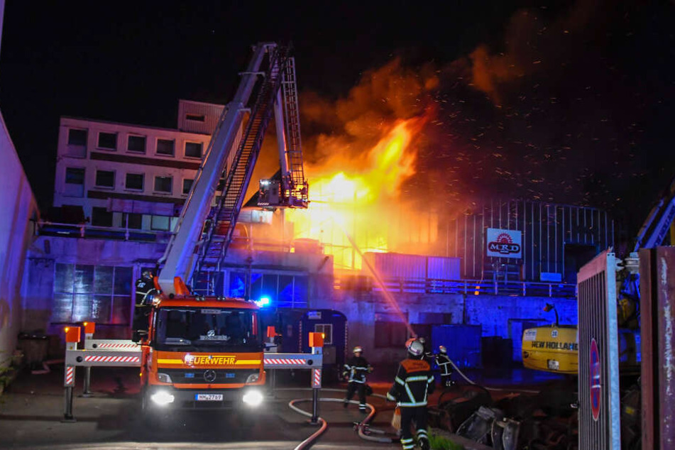 Feuerwehrleute löschen eine brennende Lagerhalle in Hammerbrook.