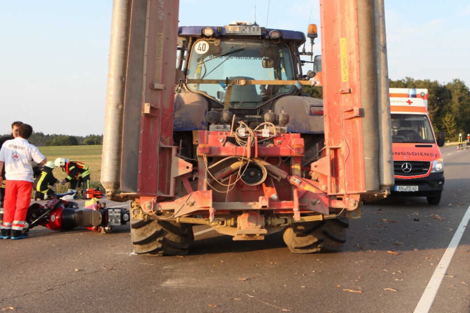 Ein 79 Jahre alter Motorradfahrer wurde von einem Traktor erfasst.