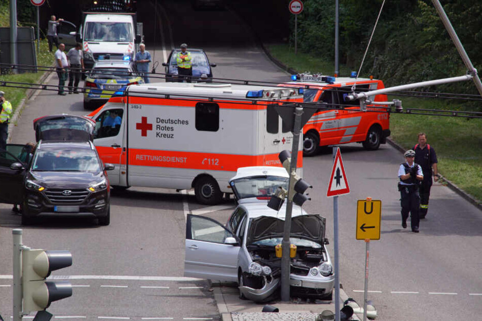 Der Autofahrer kam aus dem Tunnel in Stuttgart-Neugereut und krachte frontal in eine Ampel.