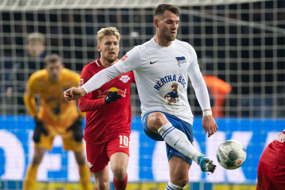 Herthas Eduard Löwen setzt sich gegen Leipzigs Emil Forsberg (l) durch.