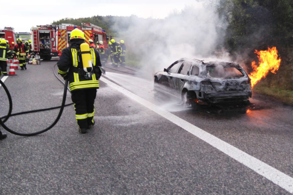 Auto brennt auf Autobahn! A13 voll gesperrt