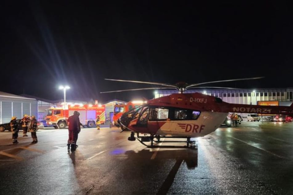 Ein Rettungshubschrauber flog den jungen Mann in eine Klinik.