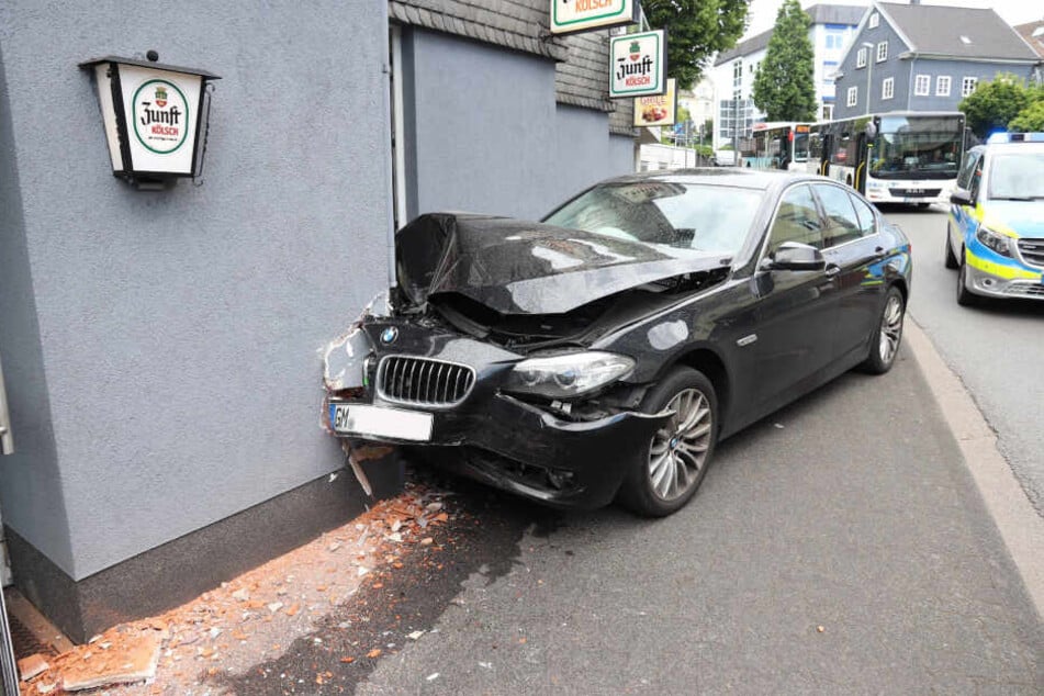 Die Fahrt des BMW endete in einer Hauswand.