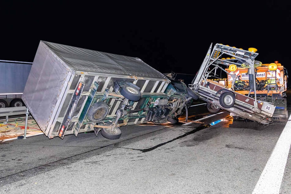Der Transporter krachte in den Schilderwagen.