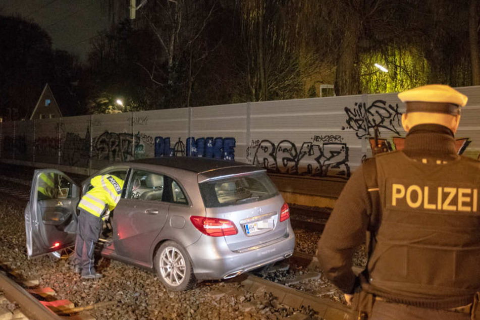 Das Auto blieb nach dem Fahrfehler auf dem Gleisbett stehen.