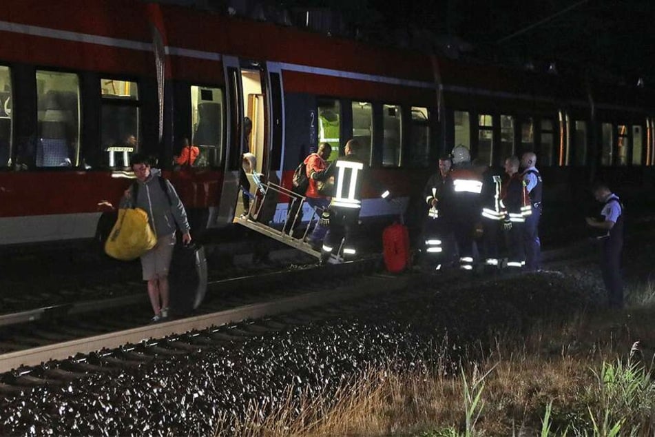 Etwa 80 Passagiere mussten den Regionalexpress verlassen.