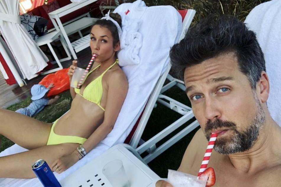 Wayne Carpendale (41) ist mit seiner Frau Annemarie (41) und Sohn "Mini C" im Urlaub.