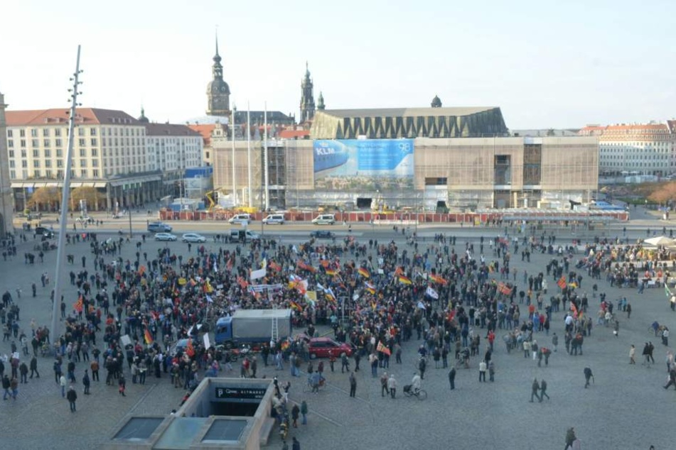 PEGIDA will Jahrestag auf dem Altmarkt feiern, die Stadt lehnt ab.