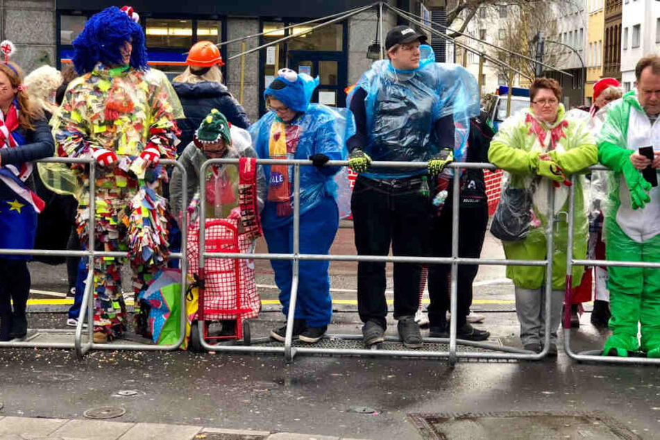 Die Jecken haben sich wetterfest angezogen.
