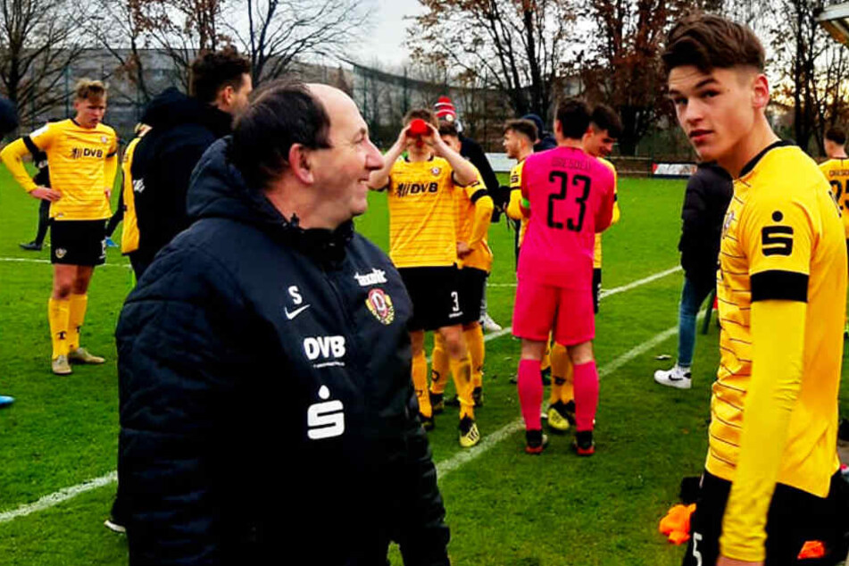 Dynamo Dresdens Spieler waren nach dem Erfolg völlig platt, hatten sie doch alles raus gehauen. Doch die Freude steht 1:0-Torschützen Maximilian Großer (r.) ins Gesicht geschrieben.