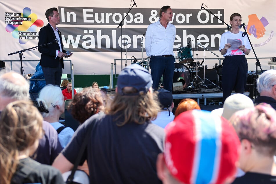 Leipzigs Oberbürgermeister Burkhard Jung (66, SPD, m.) hatte die Schauspielern (r.) zuvor angerufen.