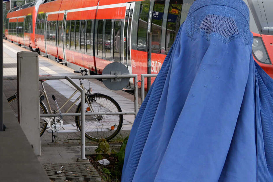 Der 21-Jährige empörte sich darüber, dass ein Mann und eine vollverschleierte Frau auf einem Bahnsteig Sex miteinander hatten (Symbolbild).