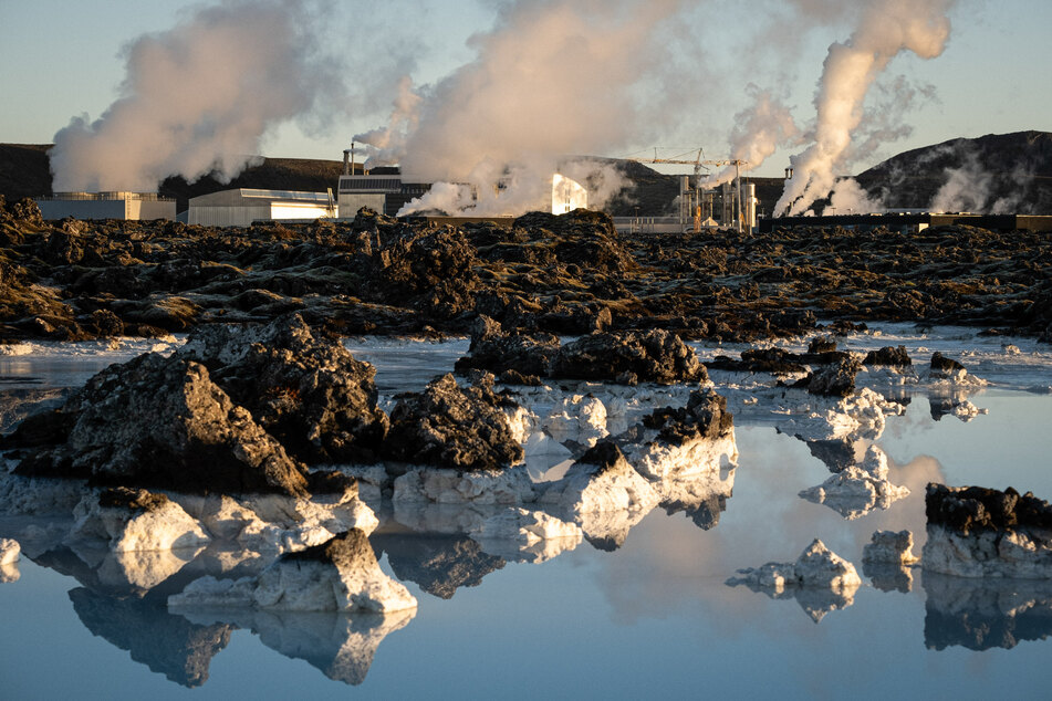 Neben der Blauen Lagune in Grindavik steigt Dampf vom geothermische Kraftwerk Grindavik auf. Aufgrund der anhaltenden schweren Erdbebenserie auf Island warnen die Behörden vor einem möglicherweise bevorstehenden Vulkanausbruch.