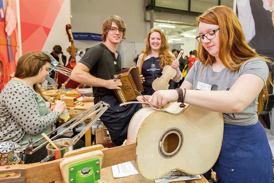Auch Instrumentebauer präsentieren sich auf der Berufe-Messe.