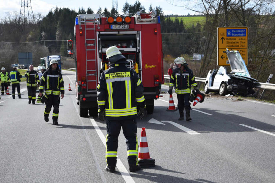 Einsatzkräfte an der Unfallstelle.