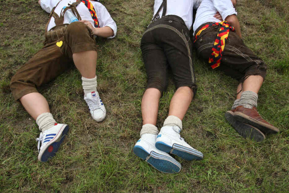Lederhose, Turnschuhe und jede Menge Promille: Drei junge Männer schlafen auf dem Oktoberfest ihren Rausch aus.