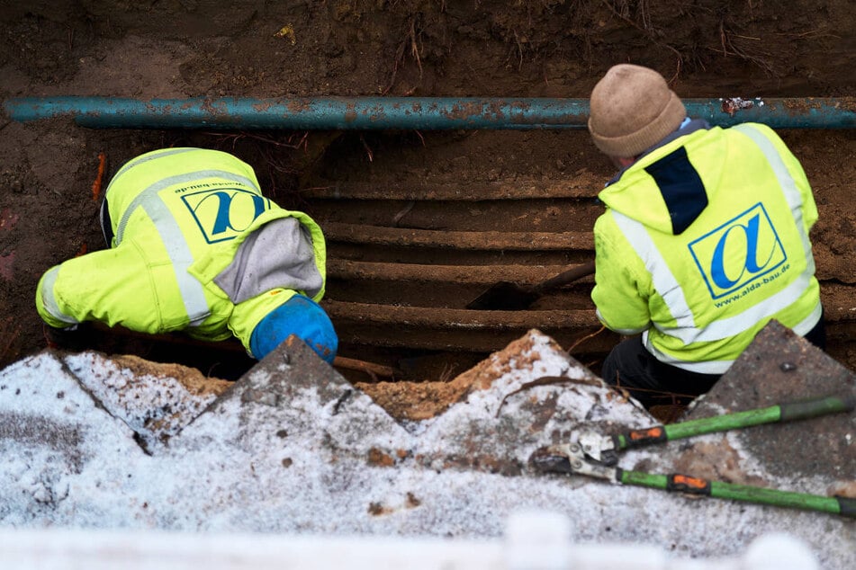 Die Täter haben an einer Kabelbrücke über den Teltowkanal mehrere Hauptleitungen in Brand gesetzt.