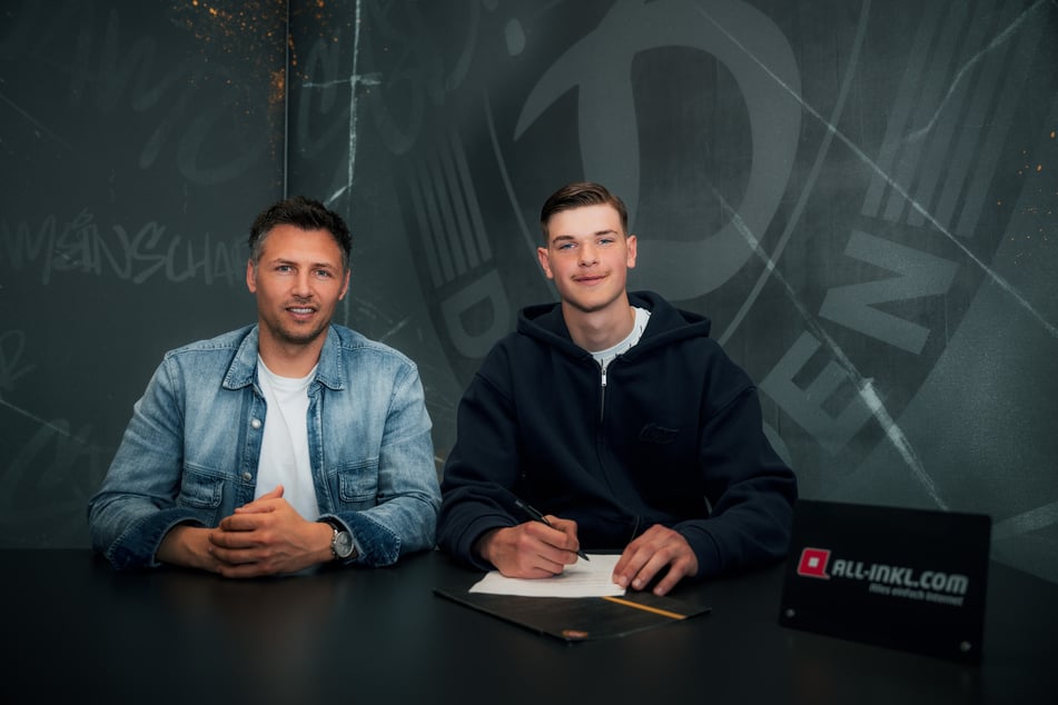 Maximus Fritzsche (17, r.) bei der Vertragsunterschrift mit Dynamos Sportgeschäftsführer Sören Gonther (39, l.).
