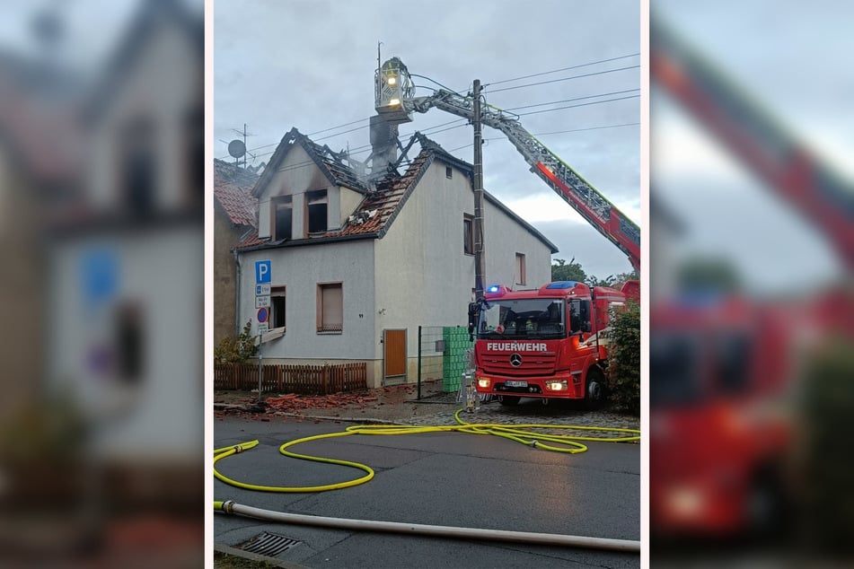 Die Feuerwehrleute sind noch immer mit den Löscharbeiten beschäftigt.