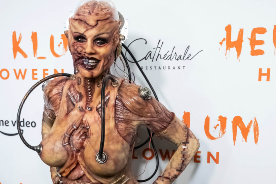 So sieht die fertige Heidi Klum als Zombie aus.