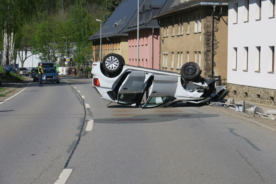 Die Fahrerin und ihr Kind wurden bei dem Unfall verletzt.