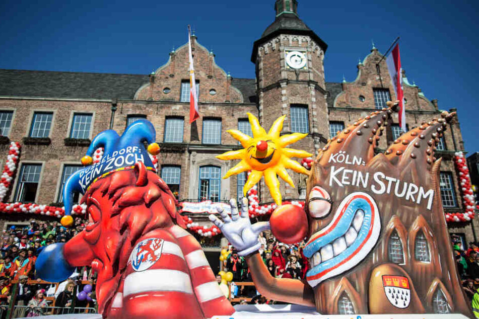 in Karnevalswagen zeigt beim nachgeholten Rosenmontagszug im Jahr 2016 in Düsseldorf das Motiv "Düsseldorf kein Zoch - Köln kein Sturm".
