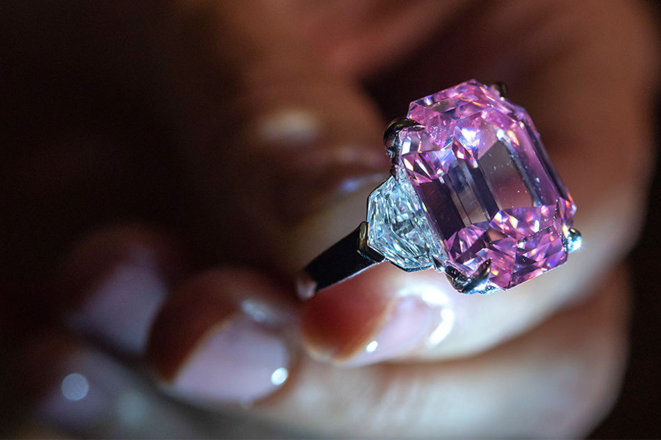 Der rosafarbene Diamant hat knapp 19 Karat.
