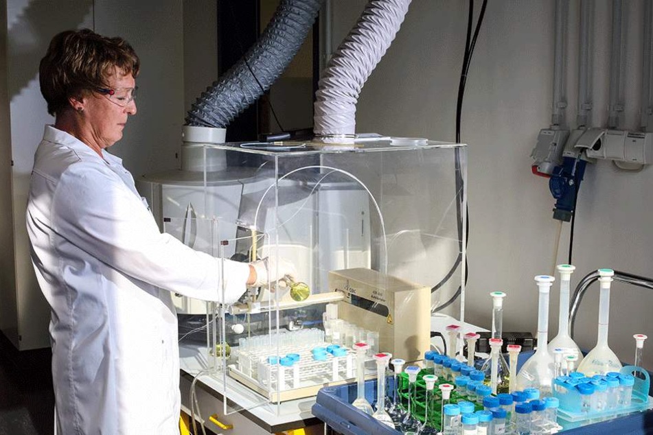 Laborleiterin Petra Rötzsch (58) misst mit ihren Kollegen vor allem 
Schwermetall-Werte im Abwasser. 