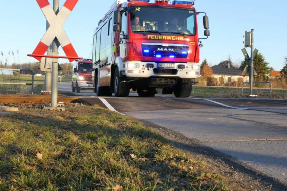 Die Feuerwehr musste am Mittwochnachmittag ausrücken, da sich an diesem mangelhaft sanierten Bahnübergang bei Grimma ein Auto seine Ölwanne aufgerissen hatte.