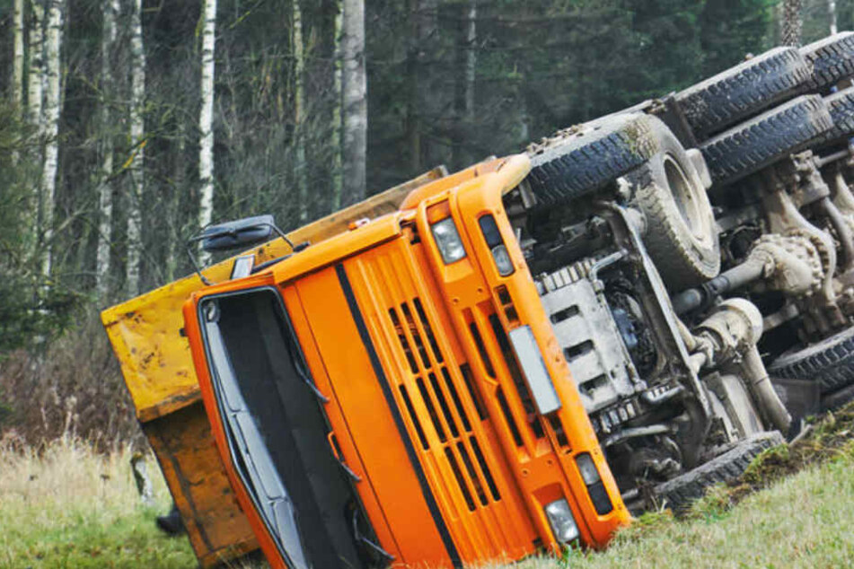 Der Lkw blieb im Graben liegen und riss sich den Tank auf. (Symbolbild)