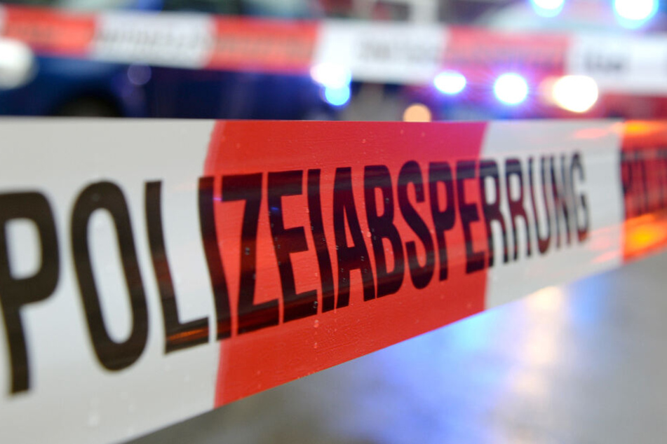Das Gebiet um den Fundort ist abgesperrt, Anwohner werden evakuiert. (Symbolbild)