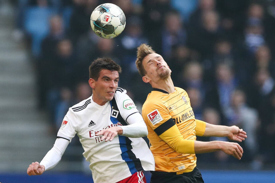 Dynamo-Verteidiger Jannik Müller (r.) im Kopfballduell mit dem Hamburger Christoph Moritz.