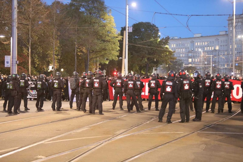 Die Polizei kesselt die Gegendemonstration am Ring ein.