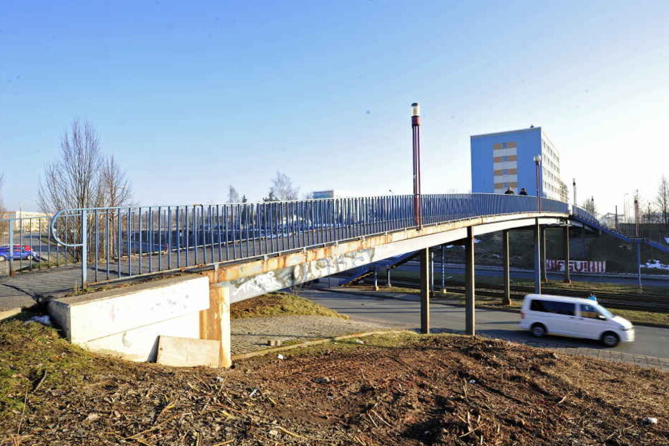 Vor dem Abriss: Das "Blaue Wunder" in Eckersbach wird abmontiert und die Straßenbahnhaltestelle umgestaltet.