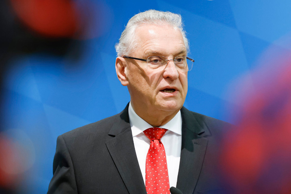 Bayerns Innenminister Joachim Herrmann (67, CSU) gab am Mittwoch bekannt, dass sich Bayern gegen den Desinformations-Krieg im Netz wappnen möchte.