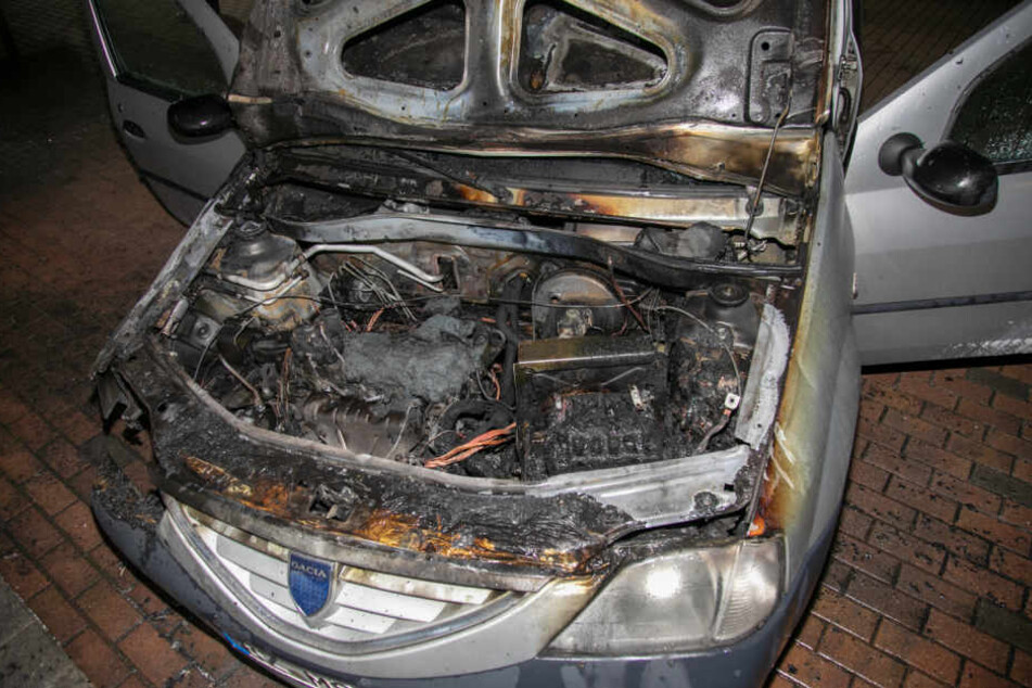 Das Feuer war im Motorraum des Auto ausgebrochen. Er wurde stark in Mitleidenschaft gezogen.