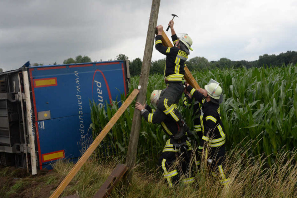 Ein Telefonmast wurde bei dem Unfall in Mitleidenschaft gezogen.