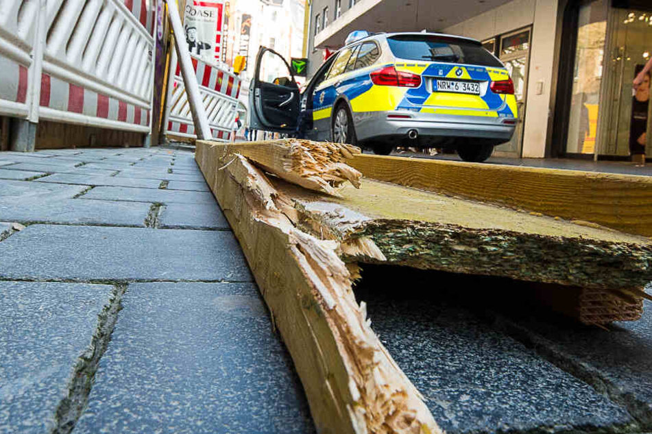 Das Holzteil flog dem Mann an den Kopf.