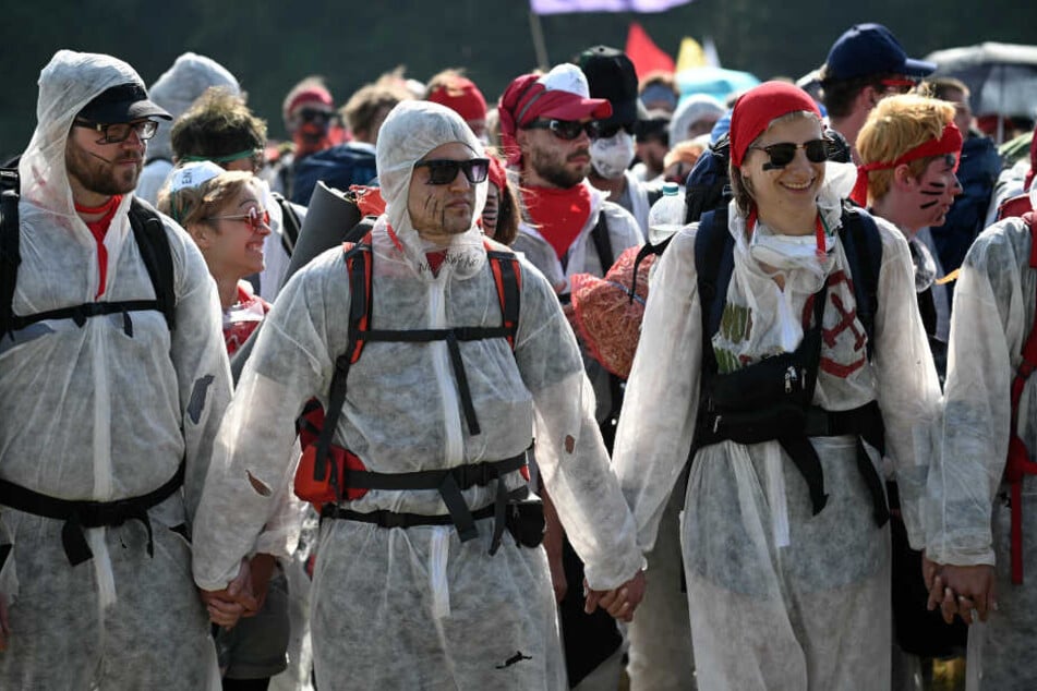 Aktivisten vom Aktionsbündnis "Ende Gelände" sammeln sich am Rand des Braunkohletagebaus Garzweiler