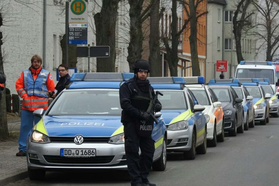 Die evakuierten Schüler werden mit Bussen in einen Nachbarort gefahren. Dort werden sie registriert.
